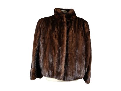 VESTE courte en vison brun foncé.
Taille...