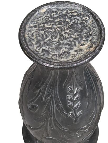 E. BOSSQ
Vase en étain à décor de fleurs.
Style...