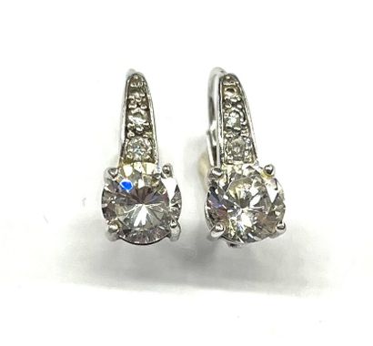 Paire de dormeuses en argent sertie de pierres...