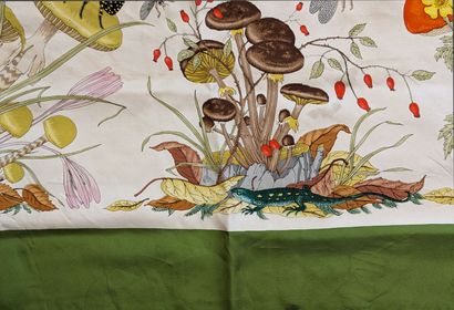 GUCCI
Carré de soie imprimé à décor de champignons,...