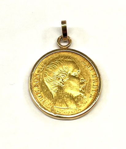 Pendentif en or jaune 18 K (750/oo) retenant...