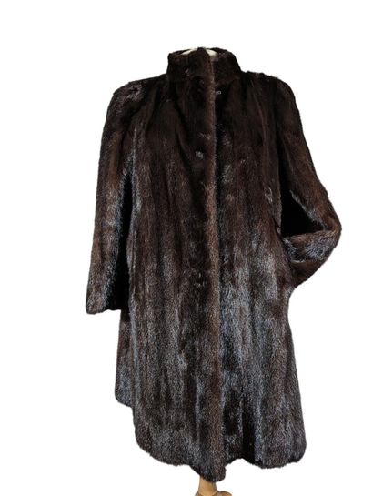 PUST à Paris
Manteau 3/4 en vison brun.
Taille...