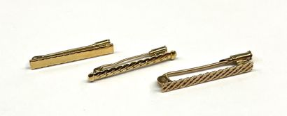 Réunion de trois épingles broches en or jaune...