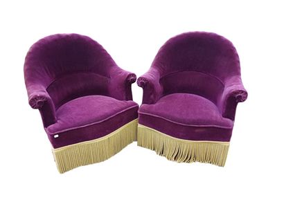 Paire de chauffeuses en velours aubergine,...