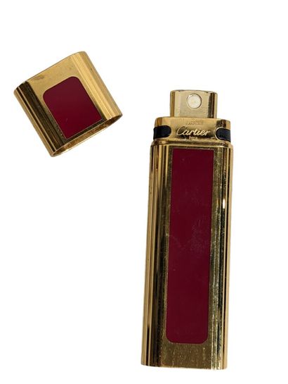 CARTIER
Vaporisateur en métal doré et laque...