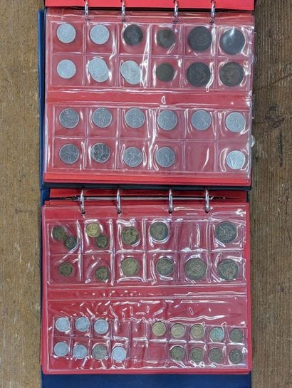 Collection de 9 albums numismatiques contenant...