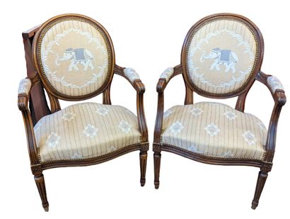 Paire de fauteuils en noyer à dossier médaillon,...
