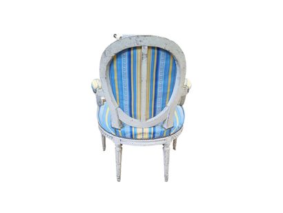 Fauteuil en bois laqué crème à dossier cabriolet...