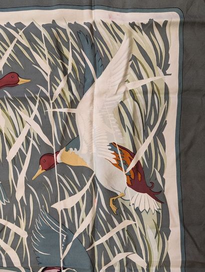 HERMES Paris
Carré en twill de soie modèle...