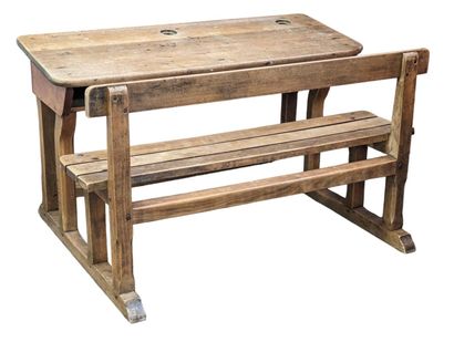 Petit bureau d'écolier et son banc en résineux...