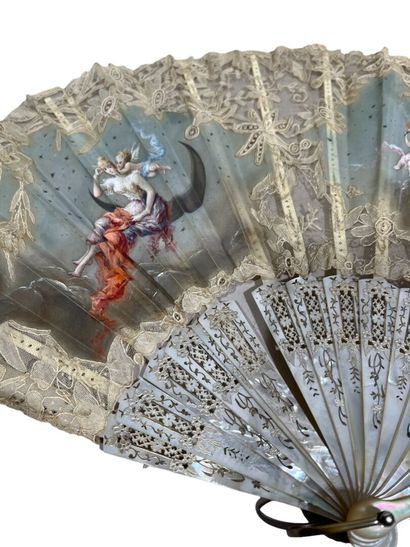 FAUCON à Paris
Éventail plissé, la feuille...