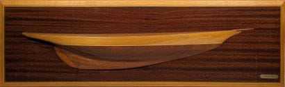 PANNEAU décoratif en bois figurant une demi-coque...