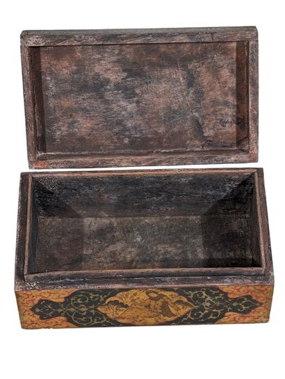 Coffret en bois exotique peint à décor de...