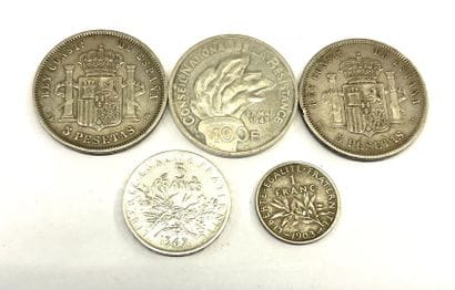 Lot de monnaies en argent comprenant : 
-...