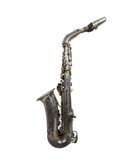 PIERRET - Modèle « Super Artiste 47 ». 
Saxophone...