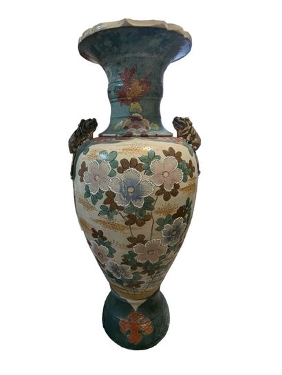 Important vase globulaire en faïence à décor...