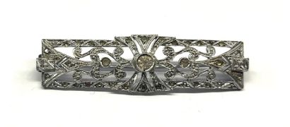 BROCHE en argent à décor de pierres d'imitation.
6...