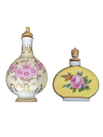 Réunion de deux flacons à parfum en porcelaine...
