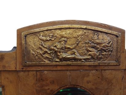 Buffet deux corps en placage de bois de loupe...