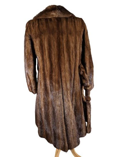 MANTEAU long en vision brun clair avec ceinture.
Taille...