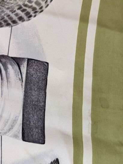 HERMES Paris
Carré en twill de soie modèle...