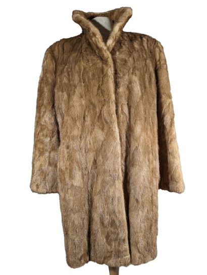 VESTE 3/4 en vison clair 
Taille 42/44