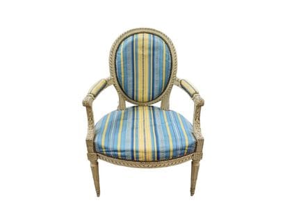 Fauteuil en bois laqué crème à dossier cabriolet...