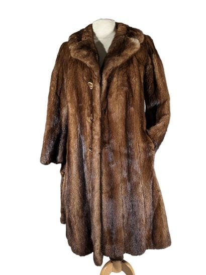 MANTEAU long en vision brun clair avec ceinture.
Taille...