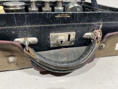 MALLETTE DE TOILETTE en carton gansé de cuir,...