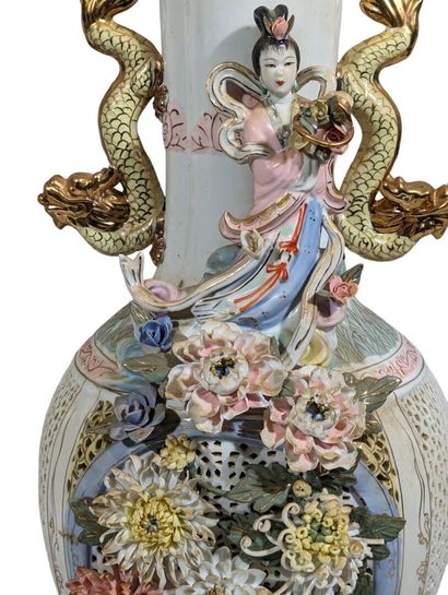 Vase balustre en porcelaine à décor ajouré...