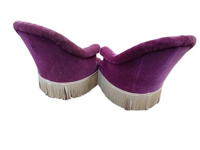 Paire de chauffeuses en velours aubergine,...