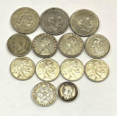 Lot de monnaies en argent comprenant : 
-...