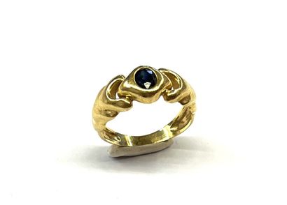 Bague en or jaune 18 K (750/oo) à décor godronné...