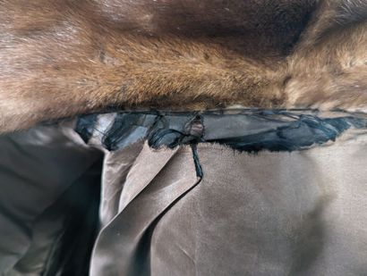 MANTEAU long en vision brun clair avec ceinture.
Taille...