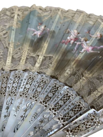 FAUCON à Paris
Éventail plissé, la feuille...