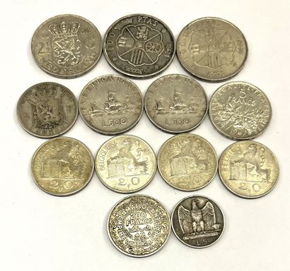 Lot de monnaies en argent comprenant : 
-...
