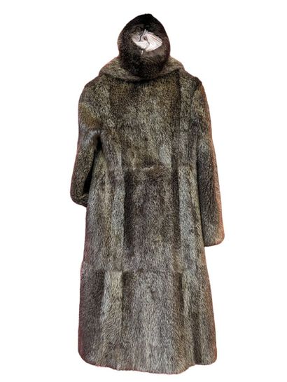 MANTEAU long et toque en fourrure de marmotte.
Taille...