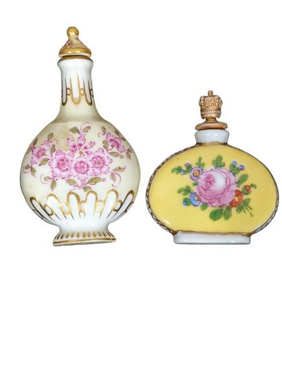 Réunion de deux flacons à parfum en porcelaine...