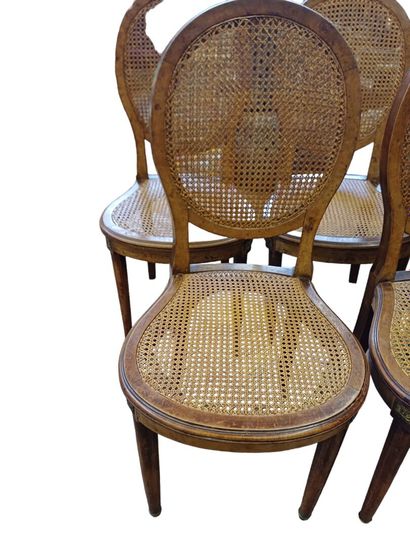 Suite de cinq chaises en hêtre et placage...