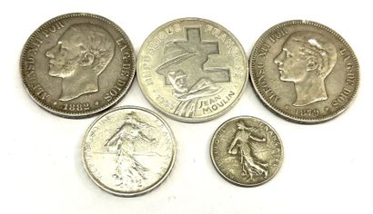 Lot de monnaies en argent comprenant : 
-...