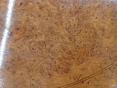 Table ronde en placage de bois de loupe et...