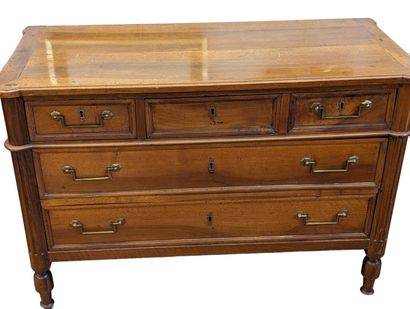 Commode en noyer ouvrant par cinq tiroirs...