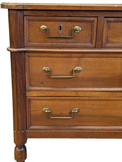Commode en noyer ouvrant par cinq tiroirs...
