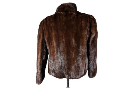 VESTE courte en vison brun foncé.
Taille...
