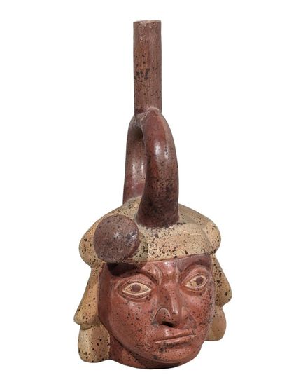 AIGUIERE en terre cuite en forme d'un visage.
Travail...
