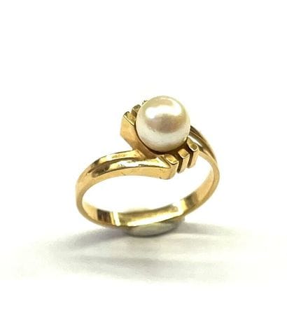 Bague en or jaune 18 K (750/oo) centrée d'une...