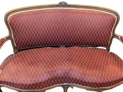 BANQUETTE en noyer à dossier cabriolet, accotoirs...