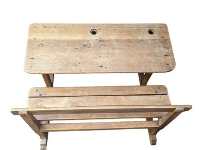 Petit bureau d'écolier et son banc en résineux...