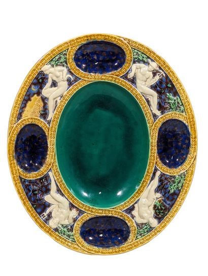 MINTON 
Plat ovale en faïence à décor polychrome...