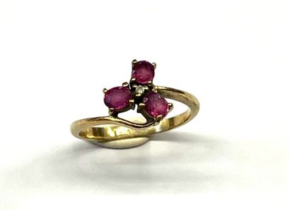 Bague en or jaune 18 K (750/oo) agrémentée...